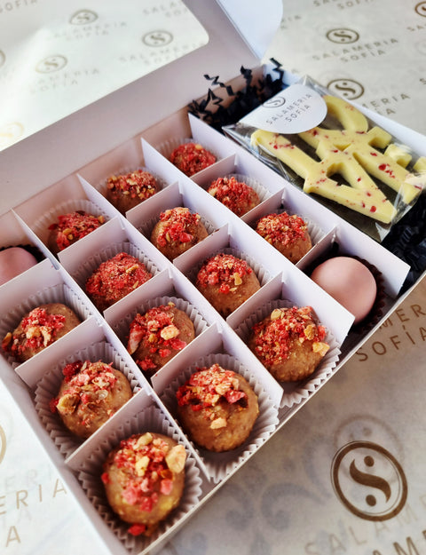 Бонбони Namorado. Руби шоколад Callebaut, сушени ягоди, ягодов ликьор, бадемова ядка+шоколадова фигура