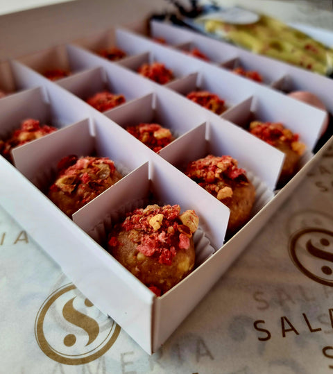 Бонбони Namorado. Руби шоколад Callebaut, сушени ягоди, ягодов ликьор, бадемова ядка+шоколадова фигура