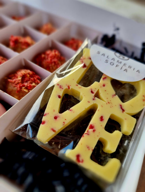 Бонбони Namorado. Руби шоколад Callebaut, сушени ягоди, ягодов ликьор, бадемова ядка+шоколадова фигура