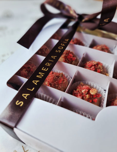 Бонбони Namorado. Руби шоколад Callebaut, сушени ягоди, ягодов ликьор, бадемова ядка+шоколадова фигура